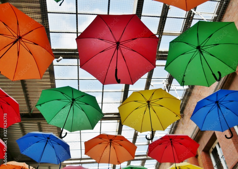 Obraz premium Bunte Regenschirme als Dekoration