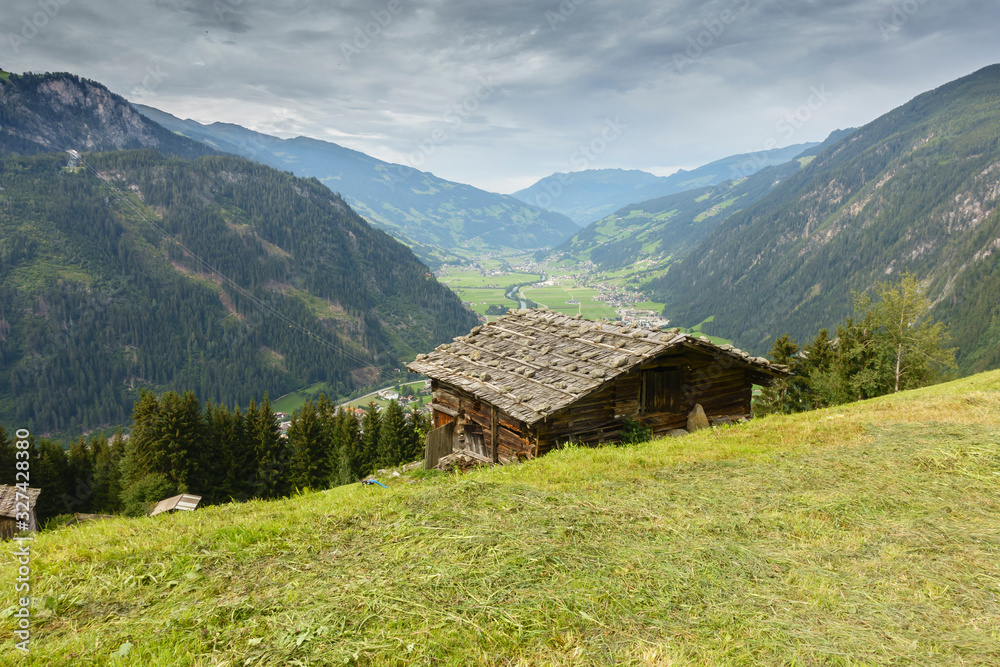 Almhütte mit Blick auf den Urlaubsort Mayrhofen im Zillertal Almhütte mit Blick auf den Urlaubsort Mayrhofen im Zillertal