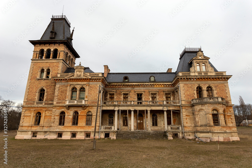 Obraz premium The abandoned Kegl castle in Csalapuszta, Hungary on a winter day.
