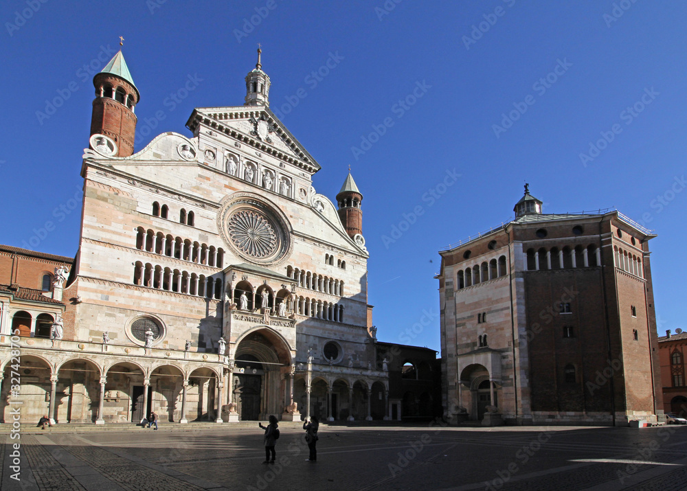 la facciata Duomo di Cremona e il Battistero