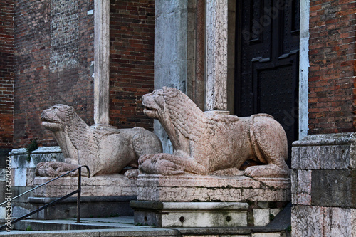 leoni stilofori  portale del transetto nord del Duomo di Cremona © gabriffaldi