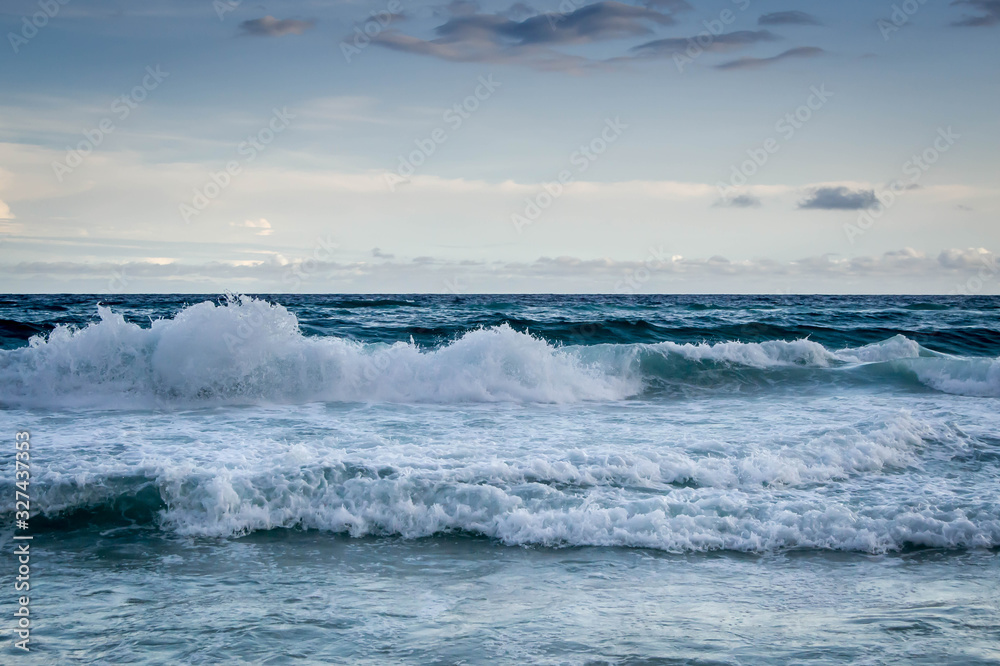 Fototapeta premium Waves crashing into shore