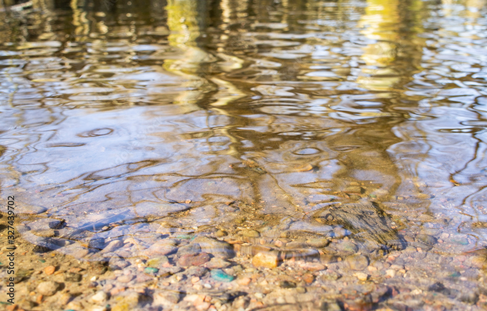 Obraz premium Clear bottom count mountain river