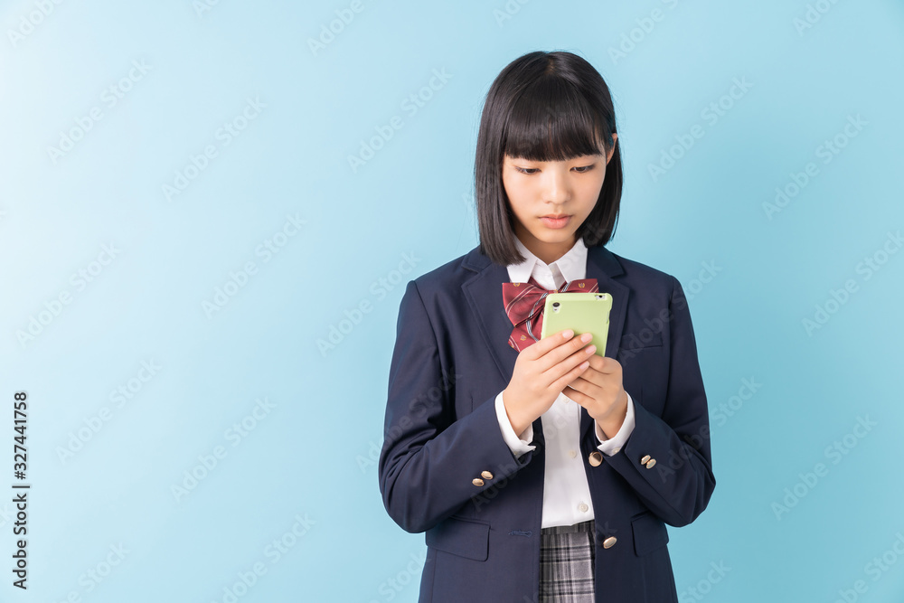 スマホを見る女子学生 考える スマホを見る女子学生 考える