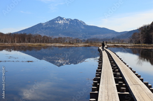 日本の群馬県 雪解け後の尾瀬(池に反射した燧ヶ岳を眺める）
