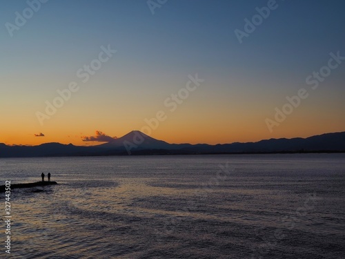Obraz na płótnie Beautiful sunset scenery with silhouette of Mt Fuji at Enoshima Island in Japan. w salonie