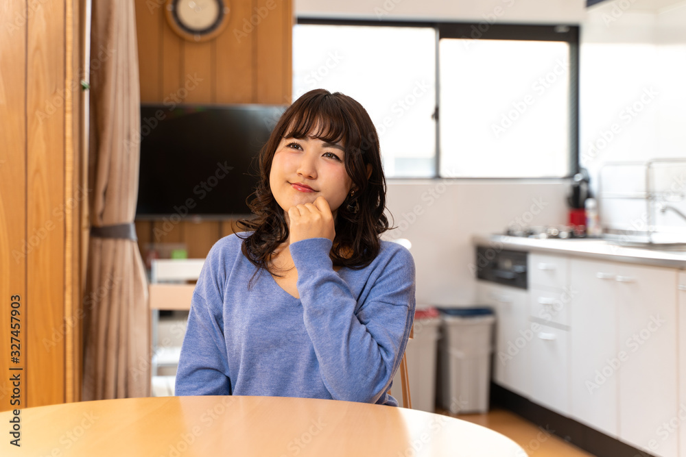 考え事をする若い主婦 考え事をする若い主婦