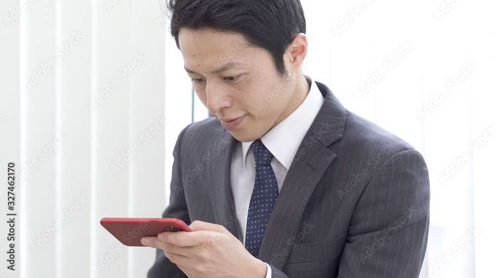 男性　ビジネス　スマートフォン