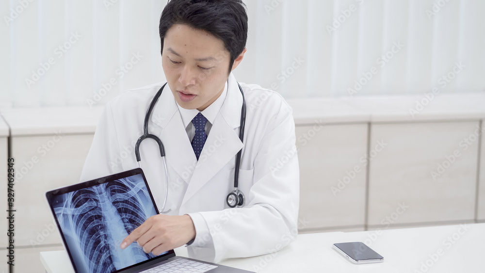 医者　レントゲン　話す