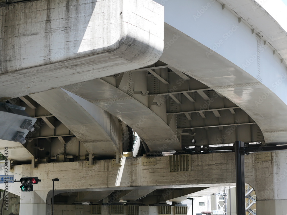 Obraz premium 首都高速道路を下から