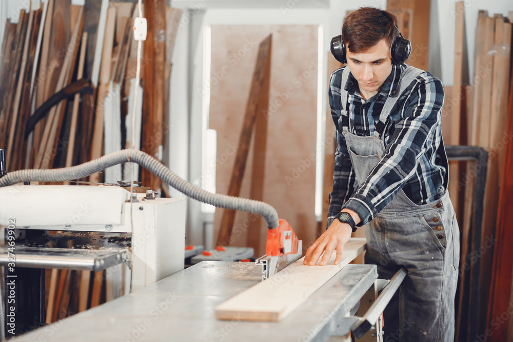 A man carves a tree. The carpenter works in a studio. An engineer provides a tree shape A man carves a tree. The carpenter works in a studio. An engineer provides a tree shape