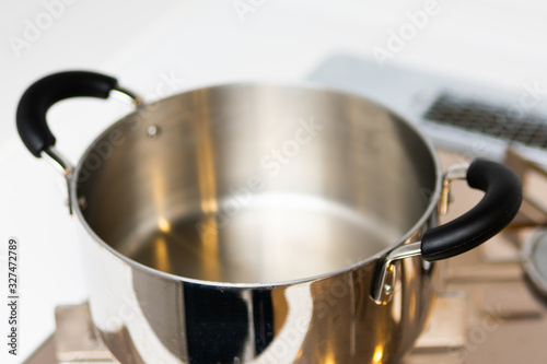 コンロに置かれた鍋