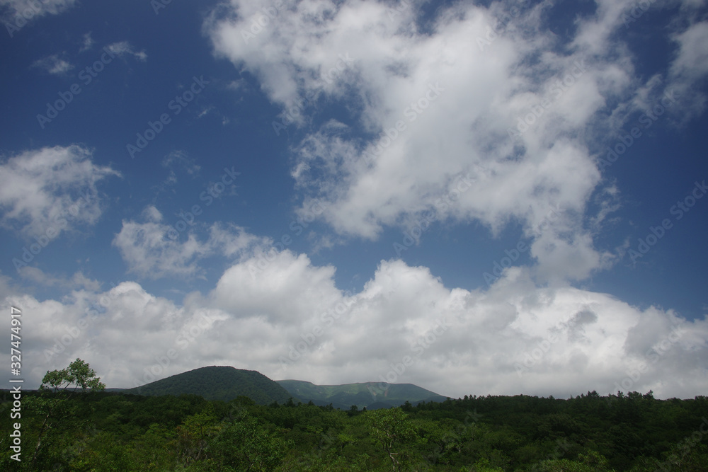 青空と山の稜線