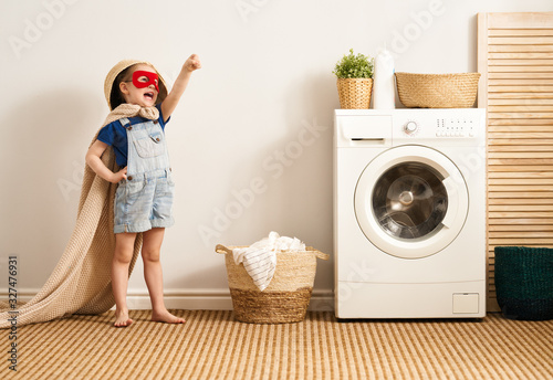 Fotografia family doing laundry