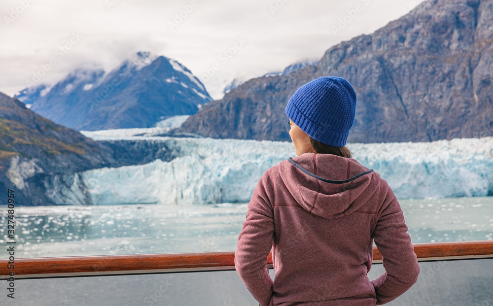 Alaska cruise inside passage to Glacier bay National Park woman tourist  relaxing on deck watching landscape nature background in spring with  melting ice. Scenic cruise vacation trave. foto de Stock | Adobe