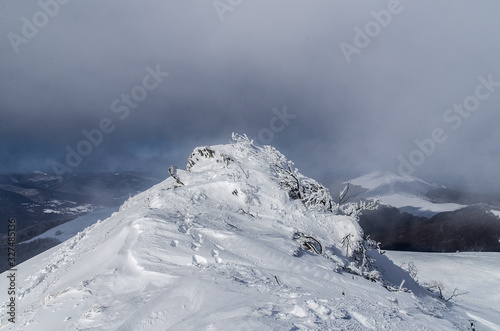 Fototapeta Naklejka Na Ścianę i Meble -  Bieszczady panorama z połoniny Wetlińskiej zima