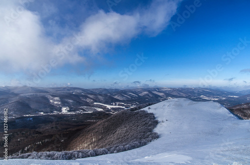 Fototapeta Naklejka Na Ścianę i Meble -  Bieszczady panorama z połoniny Wetlińskiej zima
