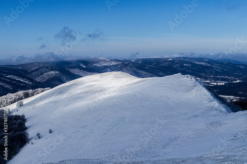 Fototapeta Naklejka Na Ścianę i Meble -  Bieszczady panorama z połoniny Wetlińskiej zima