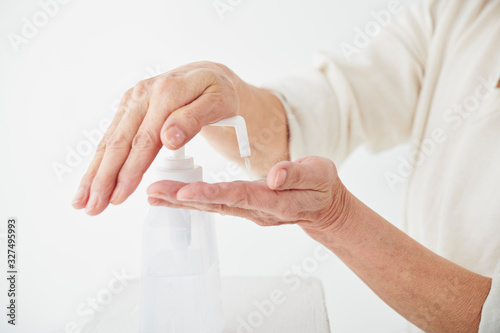 シニア女性 手洗い 殺菌
