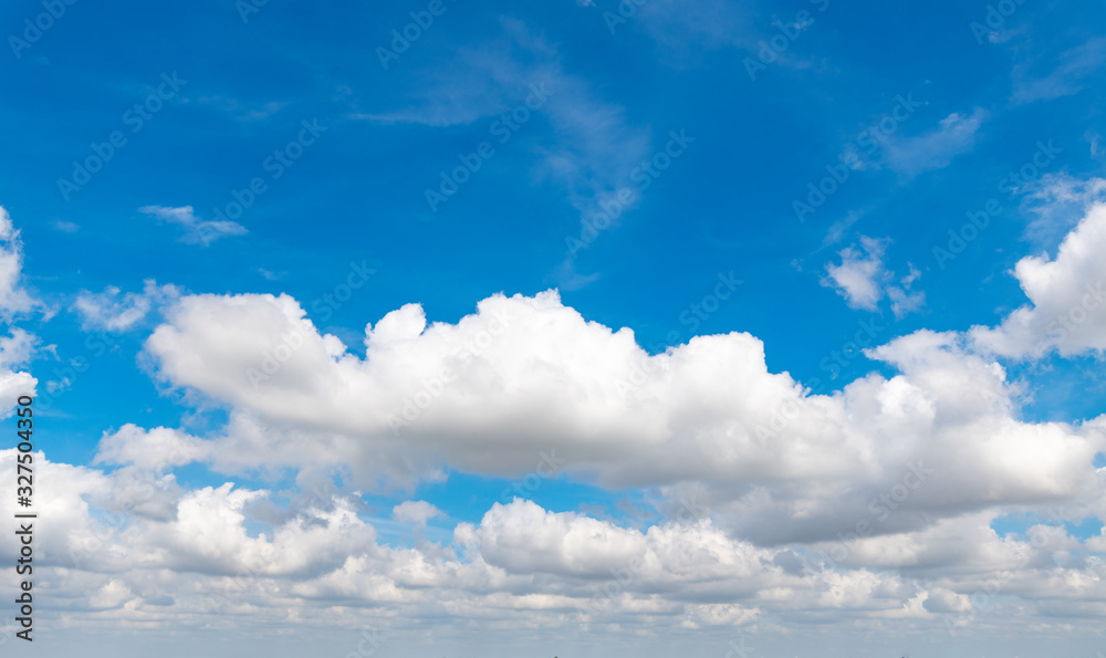 Fototapeta premium A blue sky with white clouds