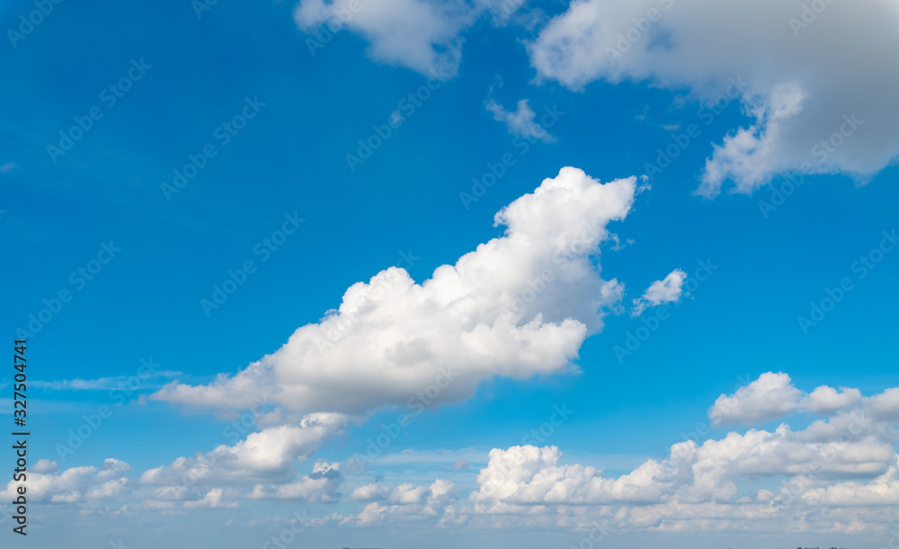 Fototapeta premium A blue sky with white clouds