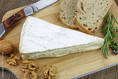 Foto tranche de brie et pain sur une planche à découper