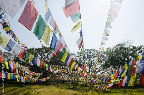 Banderas de oración de colores en Lumbini