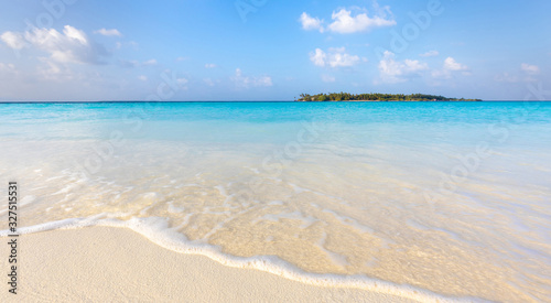 Fototapeta Naklejka Na Ścianę i Meble -  stunning sandy beach and crystal clear sea in Maldives