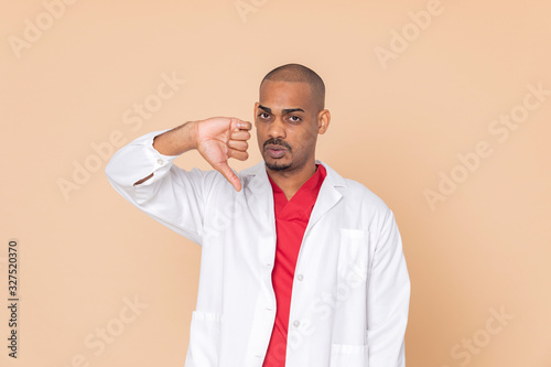 African doctor with a white lab coat © Gelpi