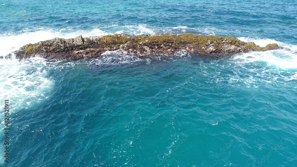 Naklejka premium Relax contemplating the breaking of the waves and the mountainous horizon