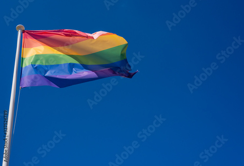 Bandera LGTBI sobre cielo azul