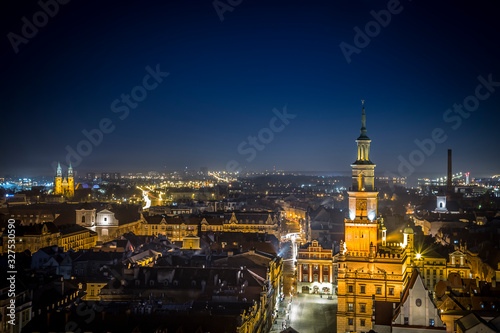 Ratusz na Starym Rynku i Katedra Poznańska w oddali w godzinach wieczornych