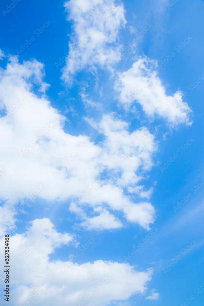 Obraz premium 淡い青空と白い雲