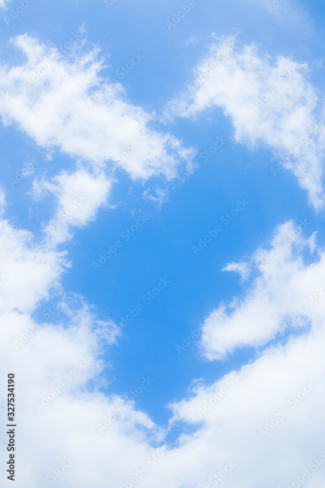 Obraz premium 淡い青空と白い雲