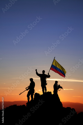 Canvastavla Three armed soldiers with the Colombian flag
