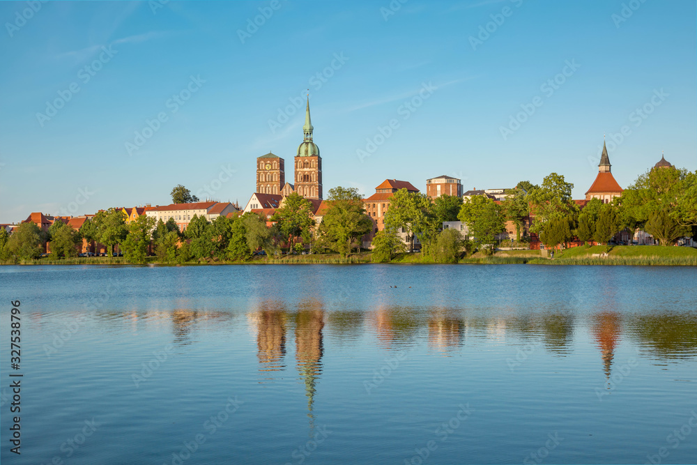 See in Stralsund mit Blick auf die Kirche See in Stralsund mit Blick auf die Kirche