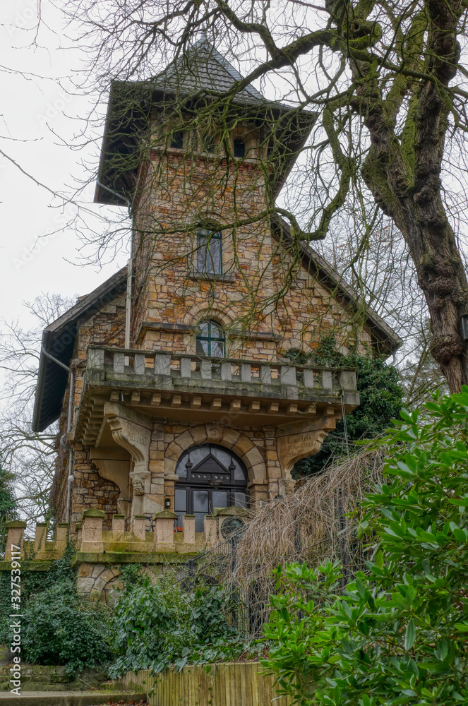 Historische kleine Burg in einem Park in Müsnter