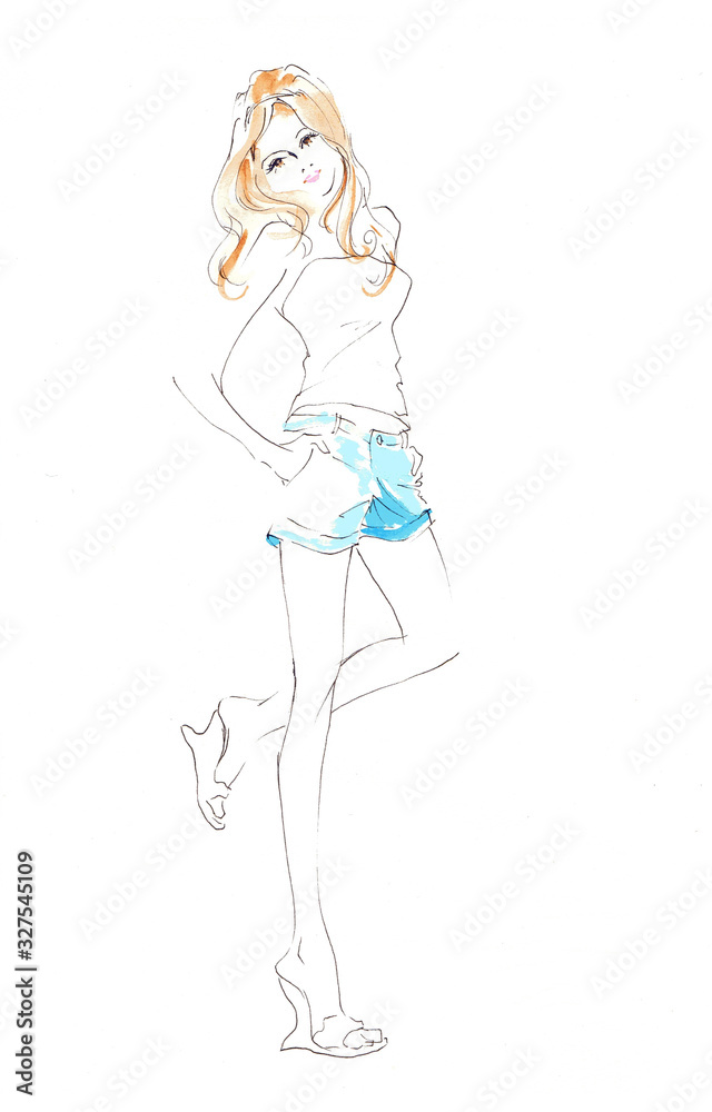 首を傾けたショートパンツの女性