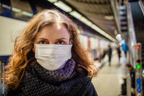 woman wearing surgical mask in crowd coronavirus