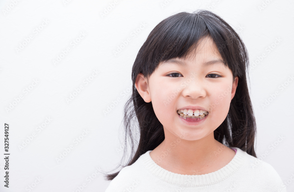 歯の矯正をする小学生の女の子