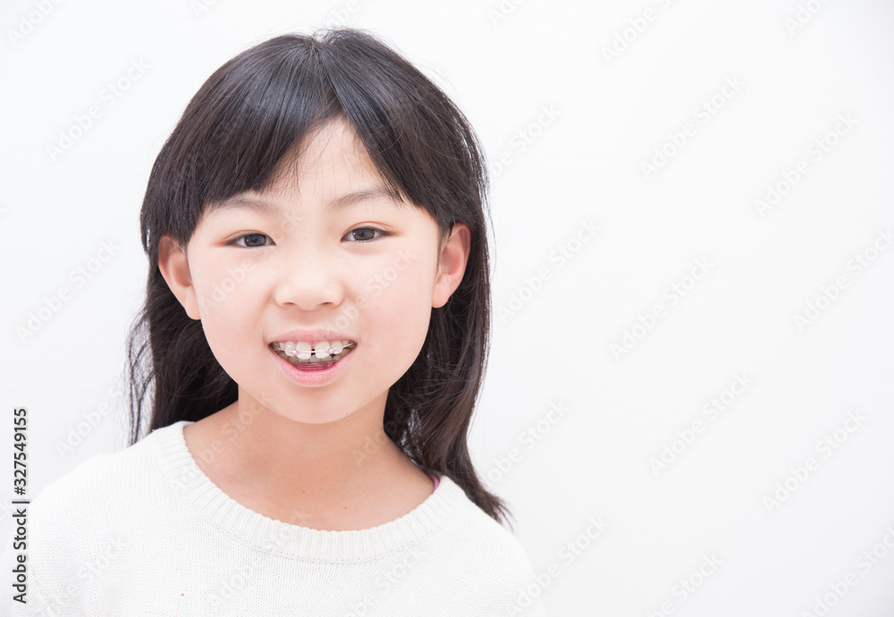歯の矯正をする小学生の女の子 歯の矯正をする小学生の女の子