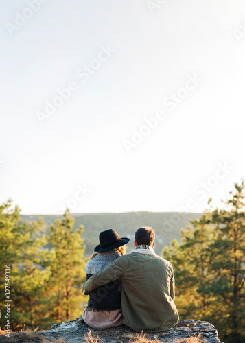 Back view couple enjoying nature © FreepikCompany