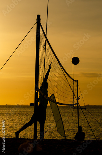 Silueta Voleibol de Playa en Atardecer