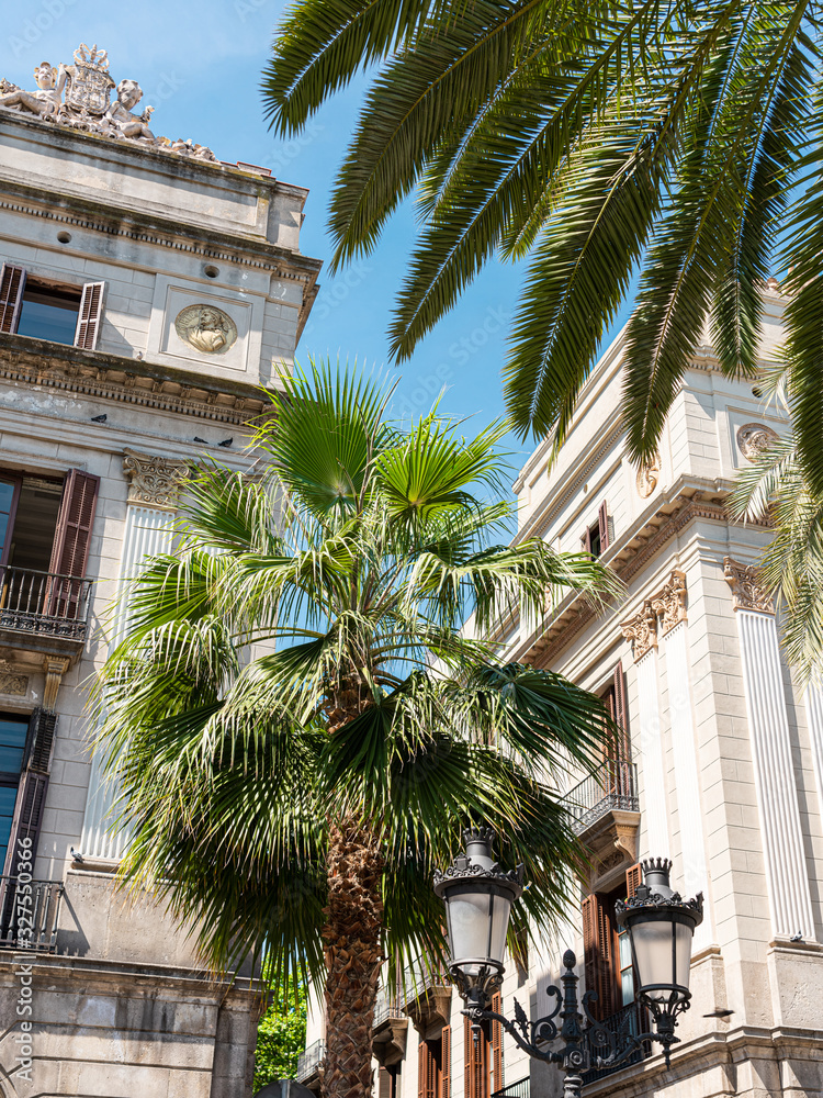 Φωτογραφία Royal Square (Placa Reial or Plaza Real) a Well-Known Tourist Attraction Of Barc