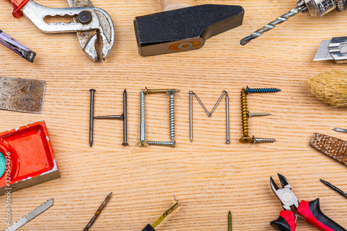 Outils de bricolage entourant le mot Home