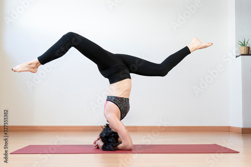 Chica joven haciendo yoga en un estudio 