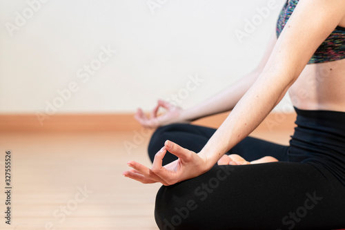 Chica joven haciendo yoga en un estudio 