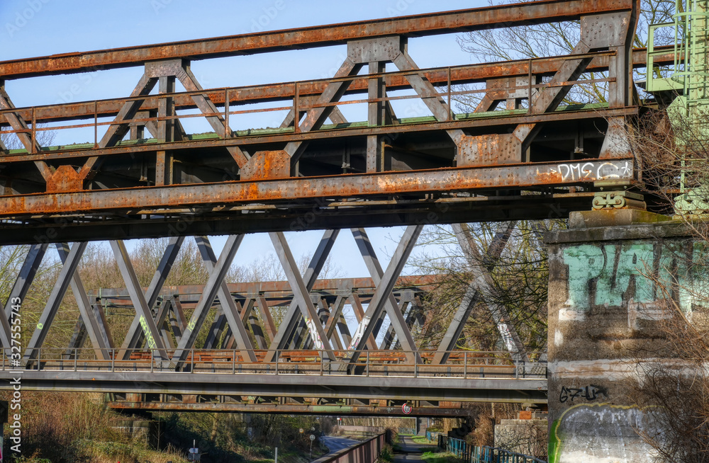 Verschiedene Fachwerkbrücken in den Ruhrauen bei Mülheim Verschiedene Fachwerkbrücken in den Ruhrauen bei Mülheim