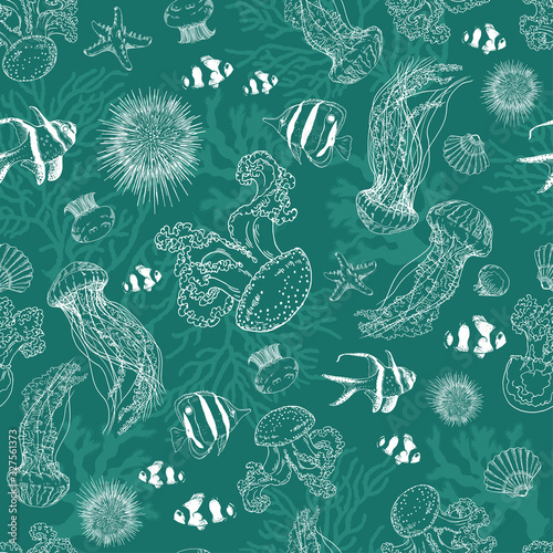 Seamless pattern with underwater creatures.