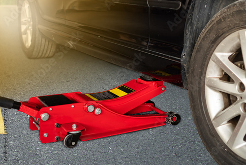 Hydraulic car jack to lift car for change the wheel.